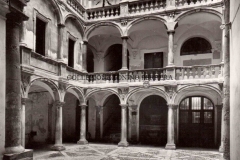 ATRIO-DEL-PALAZZO-RICCIO-DI-SAN-GIOACCHINO