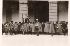 1931-IL-COL.SCALA-PRONUNCIA-IL-DISCORSO-del-colonnello-scara-in-occasione-OFFERTA-DEL-LABARO-ALLA-174-LEGIONE-SEGESTA