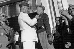 Mussolini-appunta-un-onorificenza-sulla-camicia-nera-di-un-mutilato-davanti-al-portale-d-ingresso-della-Casa-del-Mutilato-di-Trapani