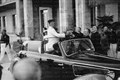 Mussolini-riceve-un-dono-al-termine-della-sua-visita-al-sanatorio-antitubercolare-Torrebianc
