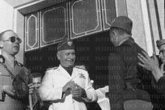 Mussolini-ripreso-sorridente-tra-un-invalido-e-un-mutilato-in-camicia-nera-davanti-al-portale-d-ingresso-della-Casa-del-Mutilato-di-Trapani
